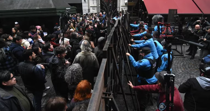 Tensión en la Legislatura: intentaron derribar una valla en la previa del acto de Victoria Villarruel