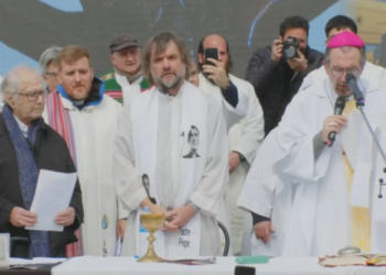 Los curas villeros hicieron una misa de desagravio para defender a Francisco y salieron al cruce de los ataques de Milei