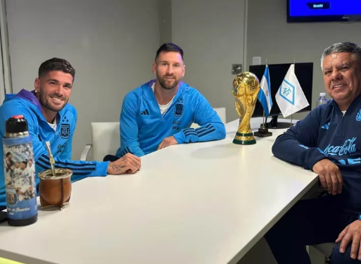 La foto cábala de Tapia, el altar del Dibu Martínez y el comentario de Suárez a Messi: la intimidad de la Selección previo al debut