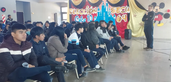 Difunden información sobre el litio a estudiantes jujeños