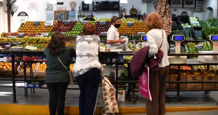 La canasta básica aumentó 14,3% y una familia tipo necesitó $284.687 en agosto para no ser pobre