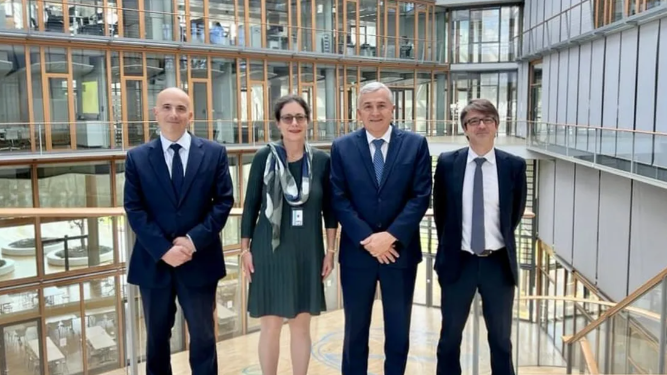 Morales gestiona inversiones europeas en hidrógeno verde, litio y energías renovables