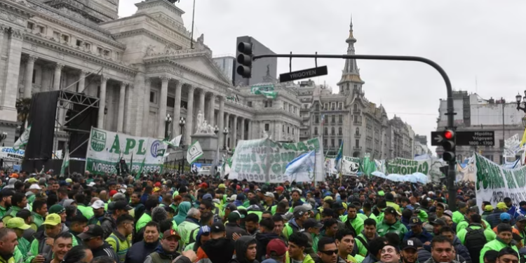 Sindicalistas se concentran frente al Congreso para apoyar la eliminación del Impuesto a las Ganancias