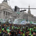 Sindicalistas se concentran frente al Congreso para apoyar la eliminación del Impuesto a las Ganancias