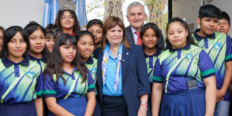 Histórico: Morales inauguró simultáneamente 8 edificios educativos e inició la construcción de 6 y la refacción de otros 9