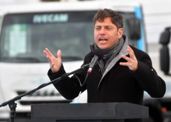 Tras el escándalo de Insaurralde, Kicillof busca despegarse y reordena la campaña para evitar la fuga de votos