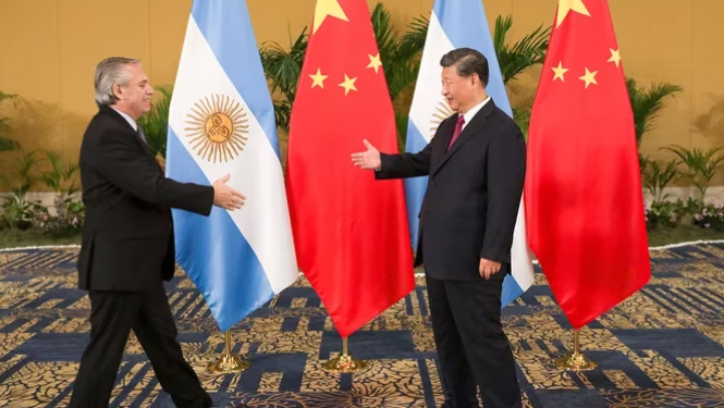 El Gobierno acordó con China ampliar el swap y contará con USD 5.700 millones para intervenir en el dólar y pagar importaciones