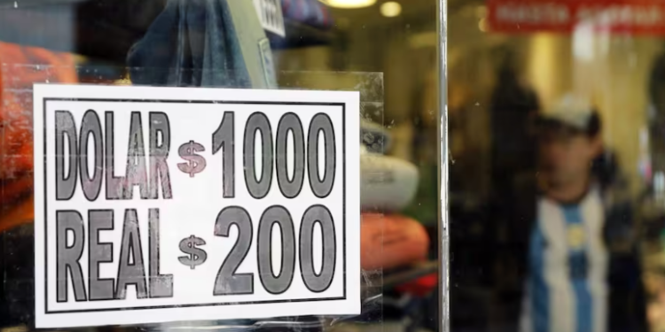 Dólar: el blue no detuvo su marcha y cerró a $1010