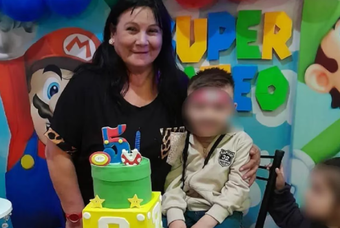 Esperaba a su hija y a su nieta en la vereda y la asesinaron por la espalda para robarle el auto