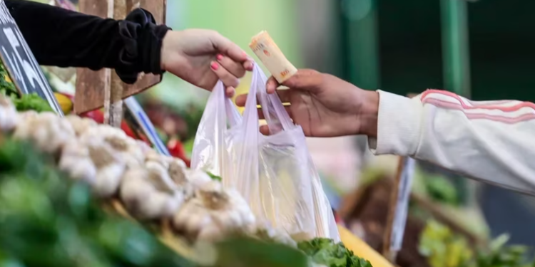 Tras la suba de 12,7% de septiembre, prevén que la inflación de octubre se mantenga en dos dígitos