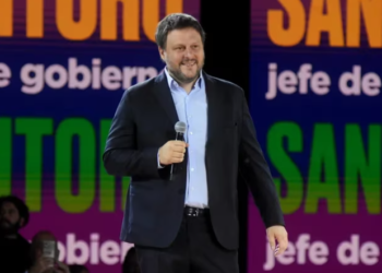 Leandro Santoro evalúa bajarse del balotaje en CABA pero por ahora esperará el escrutinio definitivo