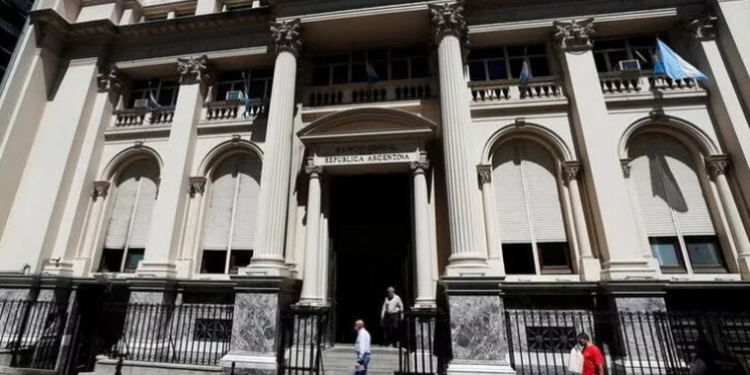 La emisión monetaria será récord en el último bimestre por el aumento del déficit y las altas tasas de interés