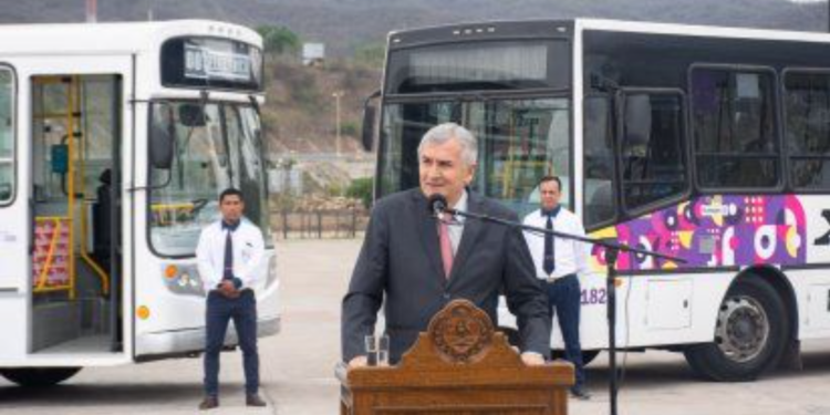 Morales presentó el prototipo de bus eléctrico con baterías de litio