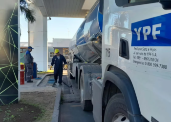 Pese al aumento, la nafta y el gasoil siguen atrasadas y serán un problema para el próximo gobierno