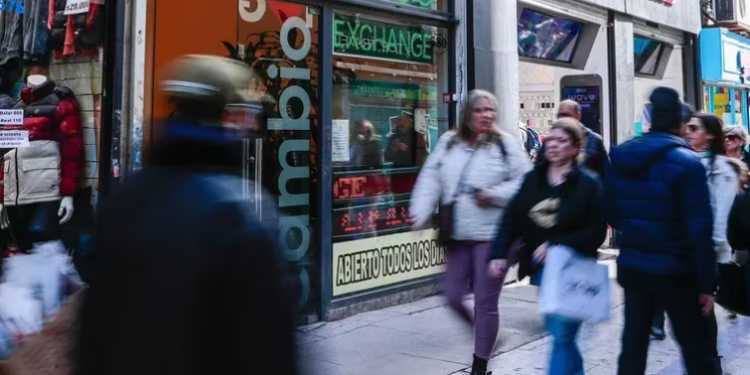 El Banco Central subió tres pesos el dólar oficial y empieza un período de mini devaluaciones diarias
