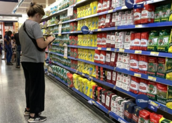 La inflación de octubre fue de 8,3% y suma 142,7% en los últimos 12 meses