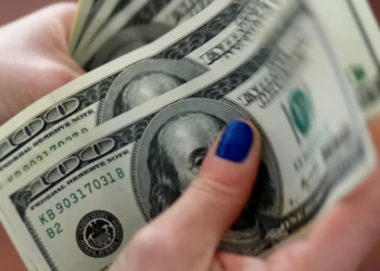 En el final de la última rueda financiera de este Gobierno, el BCRA dejó subir el dólar oficial a más de $400