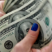 En el final de la última rueda financiera de este Gobierno, el BCRA dejó subir el dólar oficial a más de $400