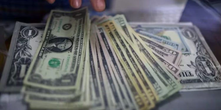 El precio del dólar se disparó en varios bancos y anticipa otra devaluación: a cuánto se vende