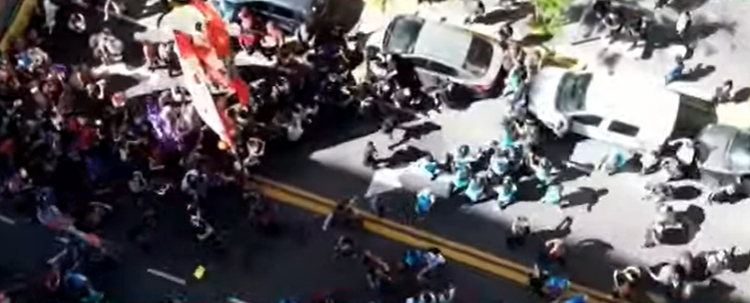 Tras los incidentes, los piqueteros llegaron a la Plaza de Mayo bajo un fuerte operativo policial