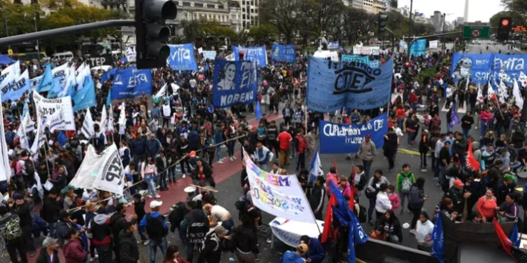 El Gobierno dará de baja más de 8.500 planes Potenciar Trabajo que cobraban empleados públicos