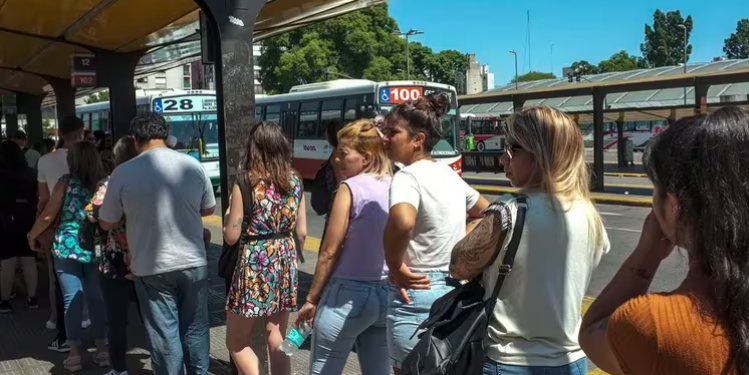 El Gobierno convocó a las empresas de colectivos para solucionar el conflicto por la reducción del servicio en el AMBA
