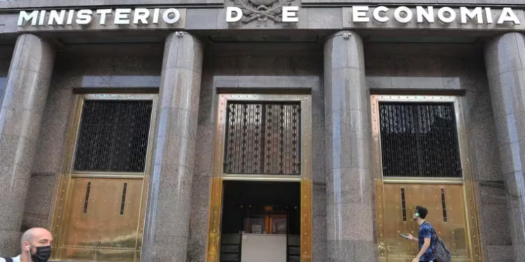 El Gobierno oficializó la suba del salario mínimo y definieron las remuneraciones para febrero y marzo