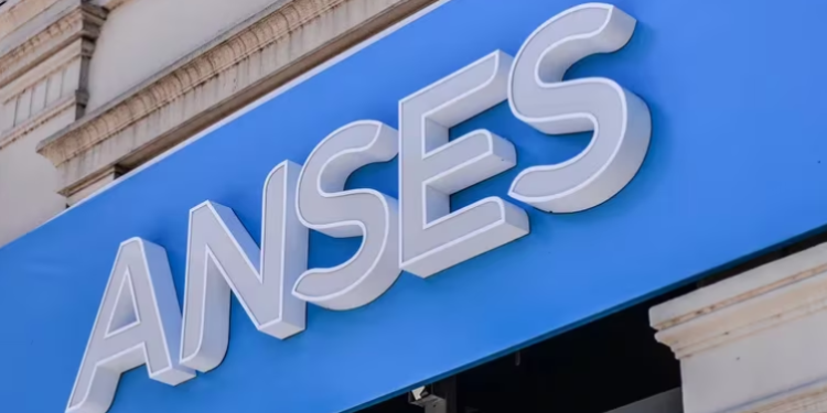 Cuánto aumentarán los planes sociales y otras prestaciones después de la suba del salario mínimo