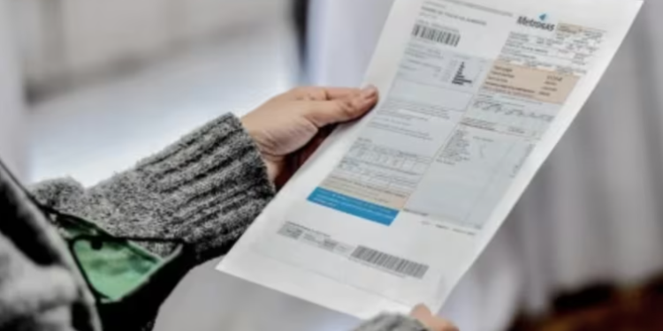 Luz y gas: el Gobierno dejará sin subsidios a quienes compraron dólares, viajaron al exterior o tengan prepaga