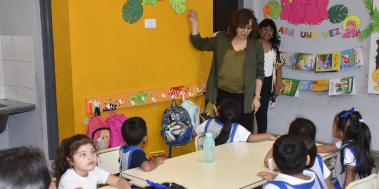 La ministra de Educación recorrió Jardines de Infantes de Región V