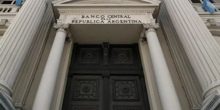 El Banco Central ya compró USD 10.000 millones: cuánto falta para alcanzar la meta de reservas del FMI y levantar el cepo