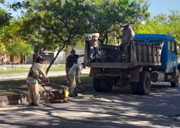 Se reparan avenidas y calles con asfalto en frío