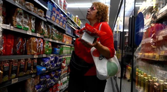 Por la crisis, cambian los hábitos de consumo y los supermercados venden más productos de marca propia