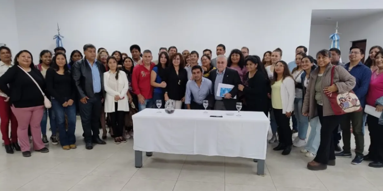 Anuncian readecuación del cargo para más de 400 auxiliares docentes