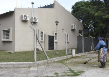 Refuerzan tareas de desmalezado y coordinan descacharrado en escuelas