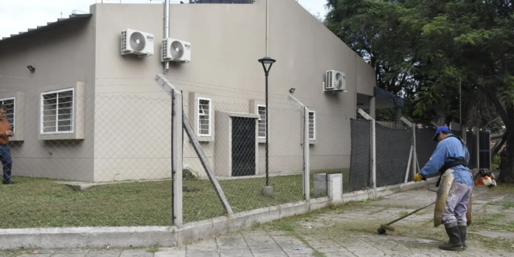 Refuerzan tareas de desmalezado y coordinan descacharrado en escuelas