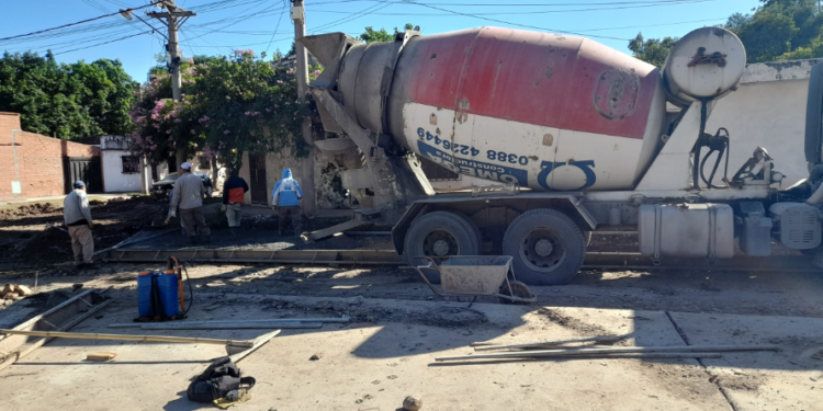 Pavimentan calle Lavalleja en barrio Patricios