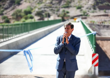 Carlos Sadir inauguró un puente sobre el Río Grande en Purmamarca
