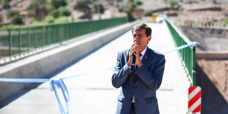 Carlos Sadir inauguró un puente sobre el Río Grande en Purmamarca