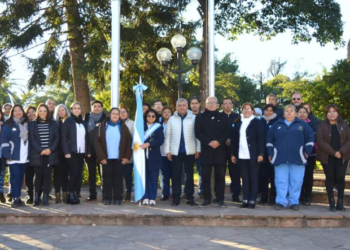 Semana de Mayo: Personal del hospital Paterson participó del Izamiento de la Bandera