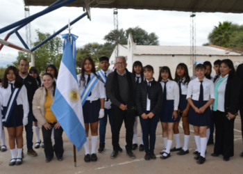 Julio Bravo junto a la comunidad de El Acheral