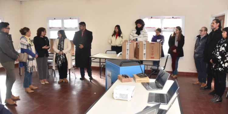 Iniciaron entrega de Aulas Digitales Móviles a escuelas secundarias de San Salvador de Jujuy