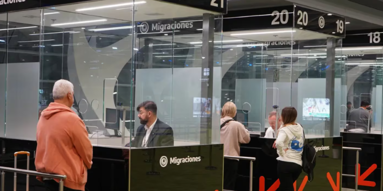 El Gobierno decidió cerrar las oficinas migratorias de Paso de Los Libres, San Rafael y El Calafate