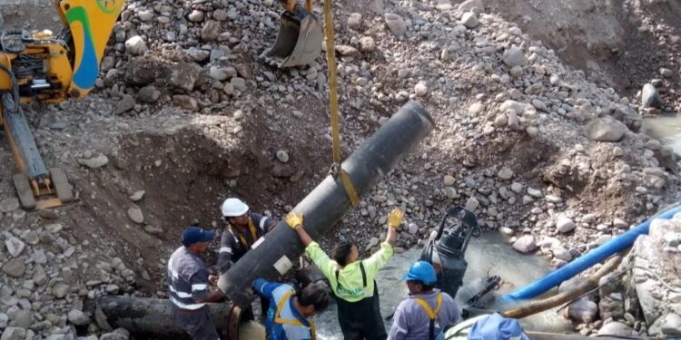 Agua Potable: Eficaz reparación de emergencia sobre colector cloacal en el Río Xibi Xibi