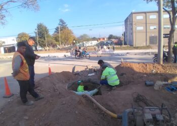 Se continúa trabajando en la construcción de red de cloacas y agua en barrios de San Pedro