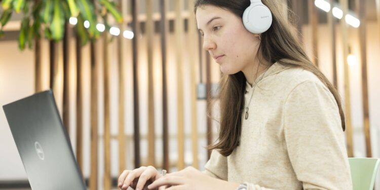 Telecom invita a niñas y adolescentes a capacitarse en  tecnología