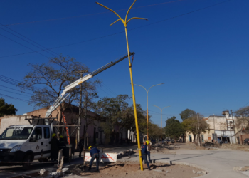 Se instalaron nuevas columnas de alumbrado en rotonda de avenida 9 de Julio
