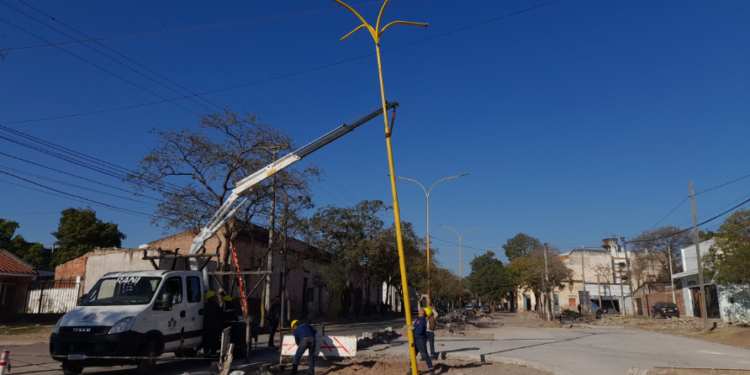 Se instalaron nuevas columnas de alumbrado en rotonda de avenida 9 de Julio