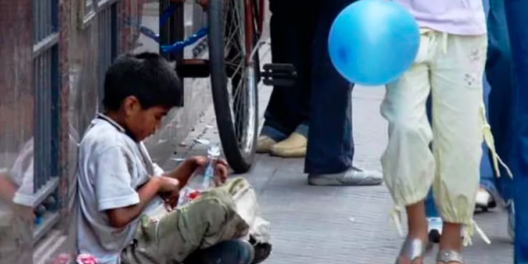 Según la UCA, el 63% de los chicos y adolescentes argentinos son pobres y el 16,2% son indigentes, la cifra más alta desde 2010