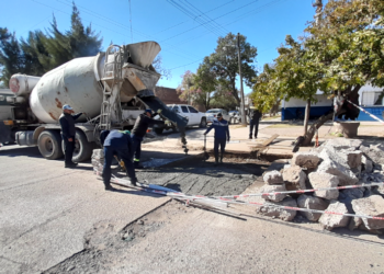 Se hormigonó en barrio La Merced avanzando con el plan de bacheo